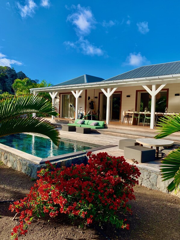 حمّام سباحة خارجي