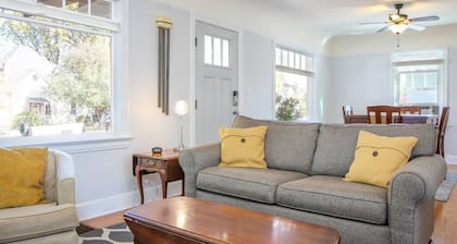 Baker Street Bungalow, Cozy!  Near Downtown!  Sleeps 4, Local Golfing 50% Offf!