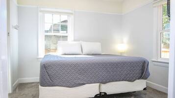 2 slaapkamers, een bureau, een strijkplank/strijkijzer, reisbedje