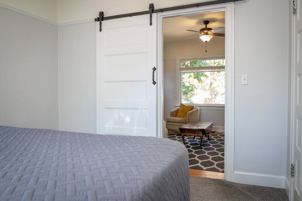 2 Schlafzimmer, Schreibtisch, Bügeleisen/Bügelbrett, Reisekinderbett