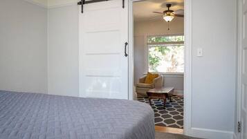 2 Schlafzimmer, Schreibtisch, Bügeleisen/Bügelbrett, Reisekinderbett