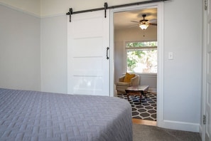 2 Schlafzimmer, Schreibtisch, Bügeleisen/Bügelbrett, Reisekinderbett