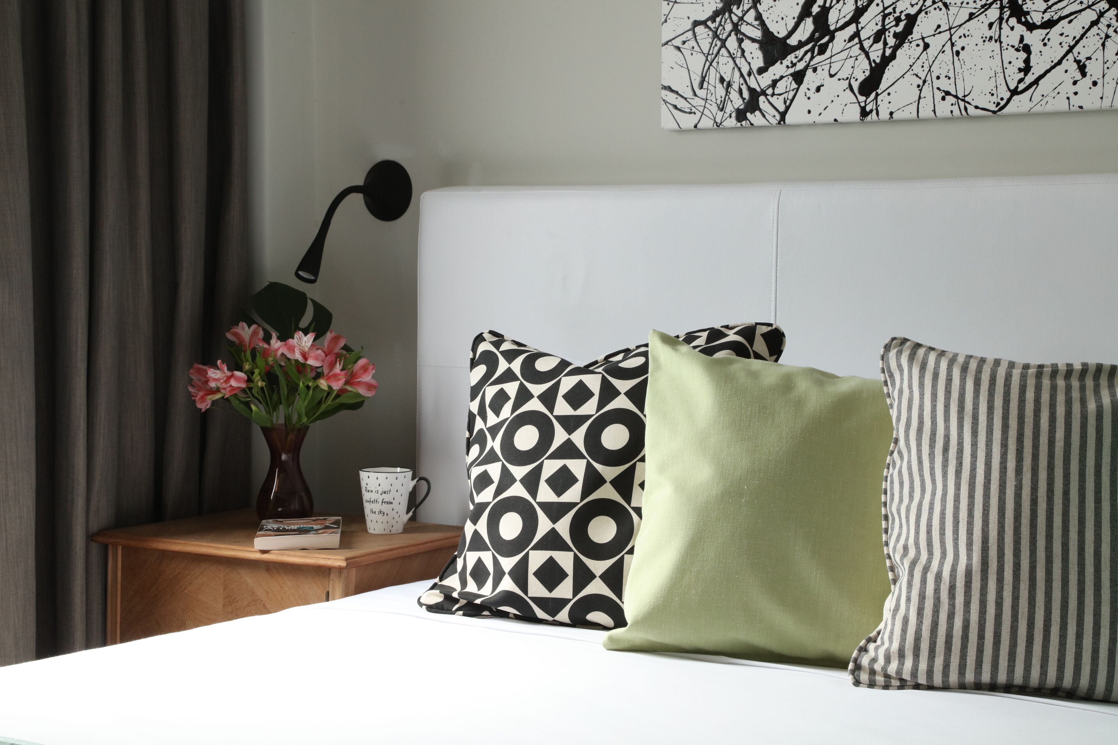 Cubrecamas, caja de seguridad en la habitación y escritorio 