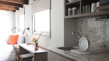 Estudio | Cocina privada | Refrigerador, microondas, parrilla de estufa y tetera eléctrica