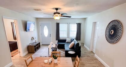 Boat friendly cottage close to Harris Chain of lakes and Disney World