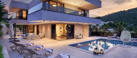 Alberca al aire libre y alberca climatizada