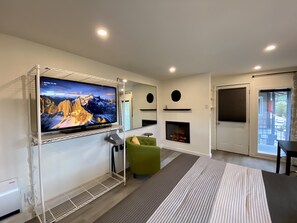 1 bedroom, desk, WiFi, bed sheets
