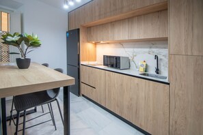 Microondas, parrilla de estufa y utensilios de cocina 