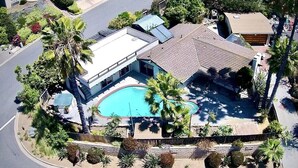 A residential property with a swimming pool, a garage, and a well-maintained garden with palm trees. - South Laguna Beach summer rental near Montage Resort (Laguna Beach)