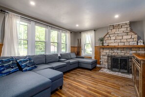 Smart TV, fireplace, video games, DVD player - Group Stay • Hot Tub, Arcades, Family/Dog Friendly (Ephraim)