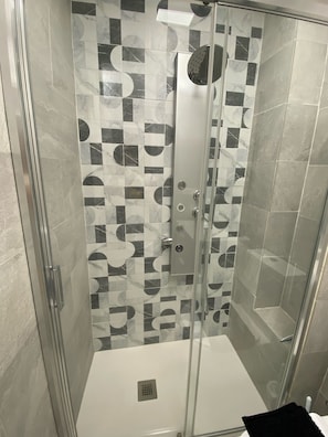 Dusche, Haartrockner, HandtĂŒcher, Seife