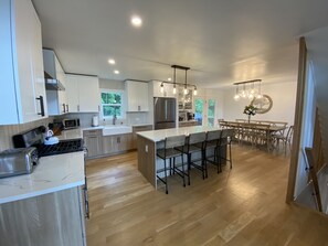 Jääkaappi, mikroaaltouuni, uuni, liesi