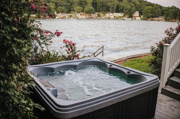 Outdoor spa tub