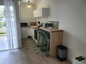 Réfrigérateur, micro-ondes, four, plaque de cuisson