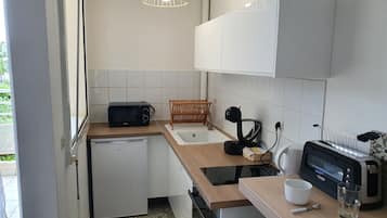 KjĂžleskap, mikrobĂžlgeovn, ovn og kokeplater