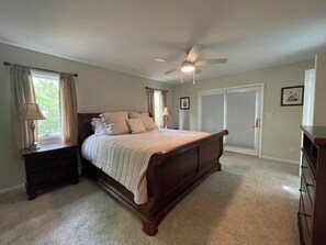 4 bedrooms, desk, WiFi, bed sheets