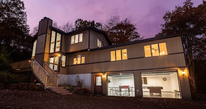 Huge Dining Table, Full Game Room, Barrel Sauna, 3,000 sqft, Firepit, Secluded