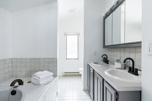 Combined shower/bathtub, jetted bath, hair dryer, towels