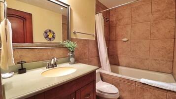 Apartemen Deluks | Kamar mandi | Kombinasi shower/bathtub dan handuk