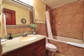 Deluxe Apartment | Bathroom | Combined shower/tub, towels