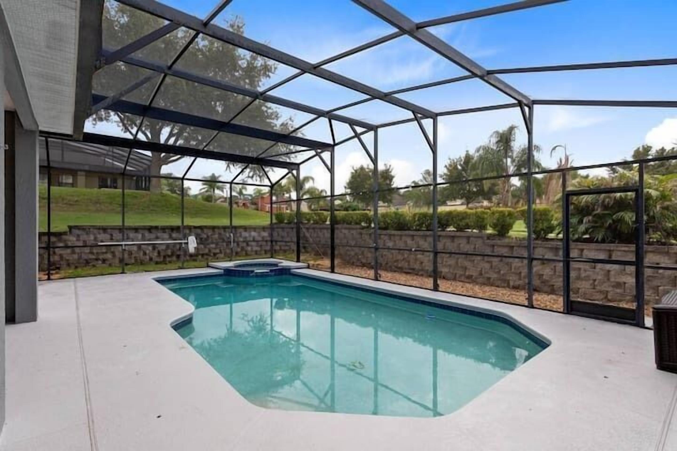 Spacious & Quiet 5 BR/3BA w/Pool and Hot Tub Close to the Magic of Disney