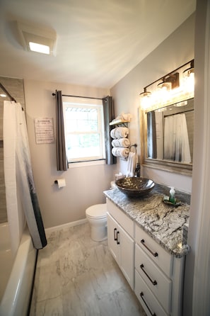 Combined shower/bathtub, hair dryer, towels, shampoo