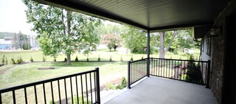 Cozy retreat minutes from town.