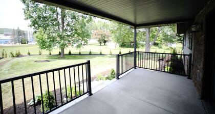 Cozy retreat minutes from town.