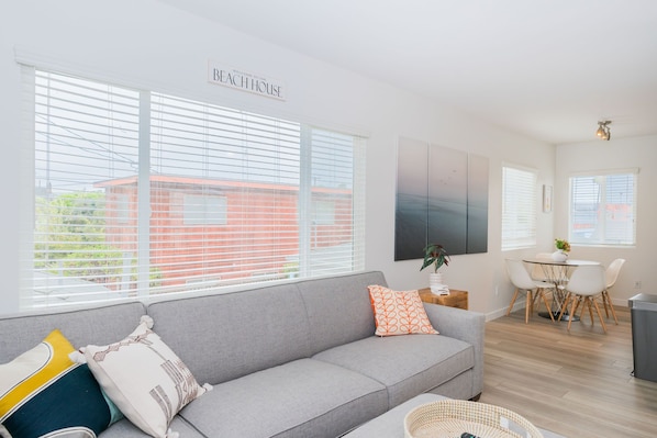 Smart TV - Cheerful 2 Bedroom Steps to the Sand (Seal Beach)