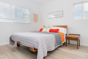 2 bedrooms, travel cot, free WiFi, bed sheets - Cheerful 2 Bedroom Steps to the Sand (Seal Beach)