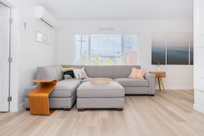 Smart TV - Cheerful 2 Bedroom Steps to the Sand (Seal Beach)