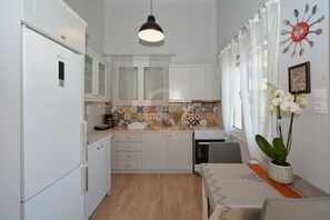 Fridge, oven, coffee/tea maker, cookware/dishes/utensils