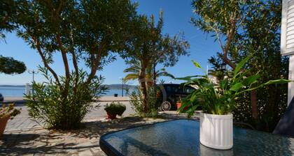 A cozy cute apartment in Mandrakia Ermioni next to the sea...