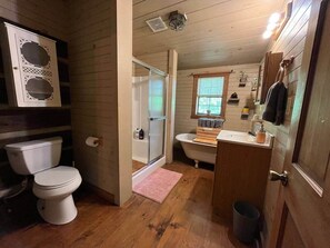 Douche, sèche-cheveux, serviettes fournies, savon