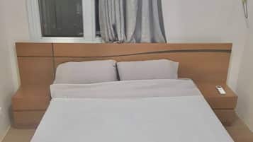 2 quartos, ferros/tábuas de passar roupa, acesso à internet