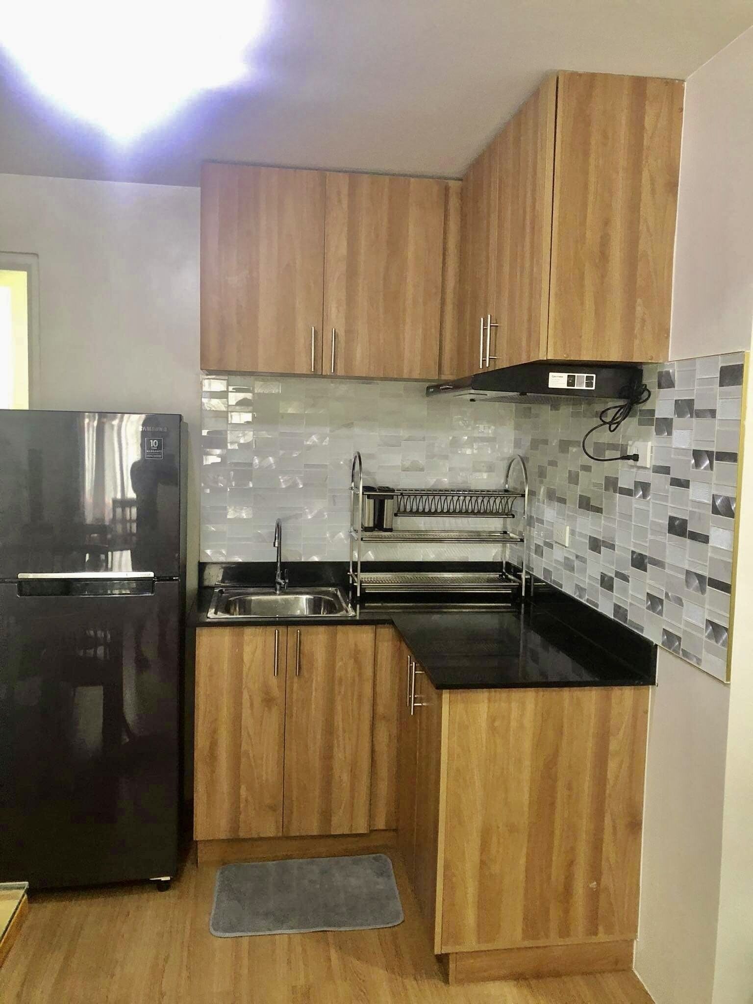 Refrigerador, microondas, parrilla de estufa y tetera eléctrica 