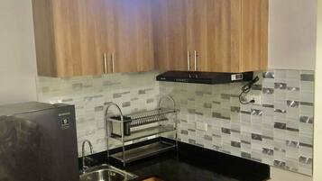 Refrigerador, microondas, placa de cocina, tetera/pava eléctrica