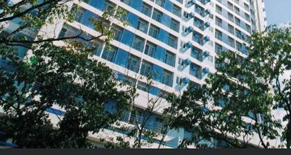 Affordable, friendly, central location, close to malls, Free parking. Furnished!