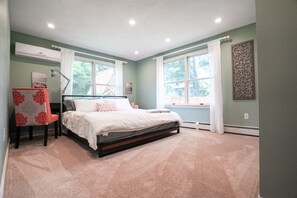 4 bedrooms, desk, travel cot, free WiFi