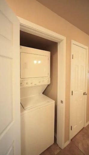 Interior - Buena Vista! 2 bed/2.5 bath. View of Sierra Blanca (Ruidoso)