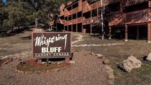 Un panneau indiquant les « Résidences de luxe Whipping Bluff », avec le numéro 604.