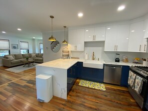 Fridge, microwave, oven, stovetop - The Point Experience, 3 Bd/2.5 Bath Getaway (Newport)