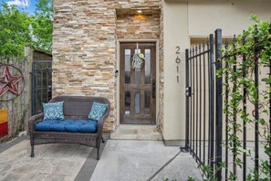 Terrace/patio - Luxurious, EADO Getaway w/ Private Graffiti Murals (Houston)