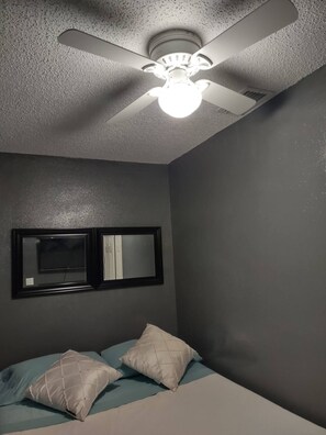 1 chambre, fer et planche à repasser, lit de bébé portatif