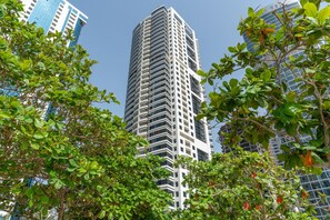 Exterior - Stylish 1BR | Rooftop Pool | Next to JLT Metro (Dubai)