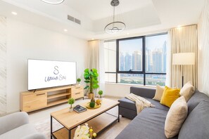 Smart TV - Stylish 1BR | Rooftop Pool | Next to JLT Metro (Dubai)