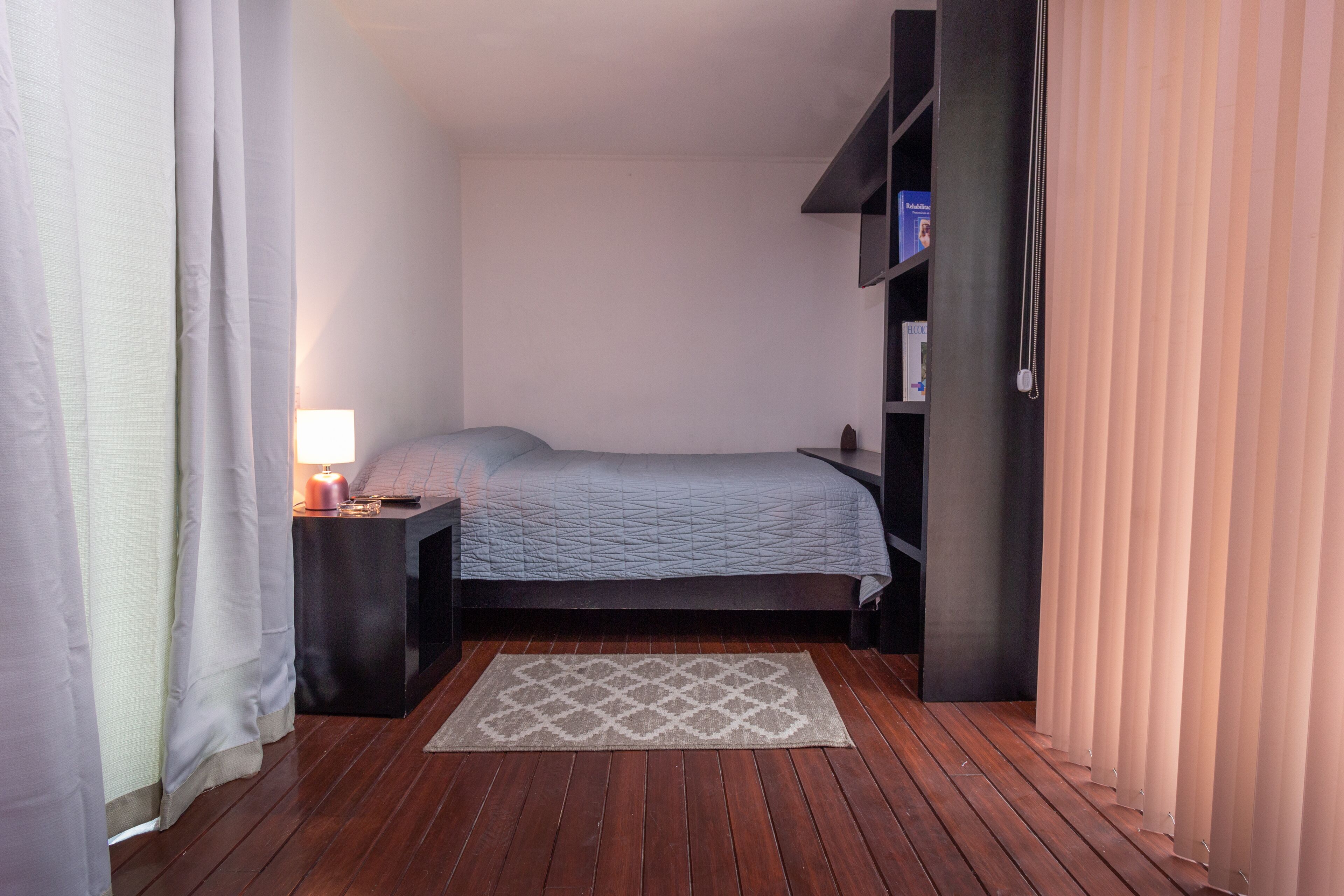 Habitación de diseñador-1 cama matrimonial o 2 individuales | Cortinas blackout, tabla de planchar con plancha y wifi gratis 