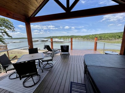 AMAZING LAKE VIEWS DOUBLE DECK WITH HOT TUB AND 2 PORCH SWINGS