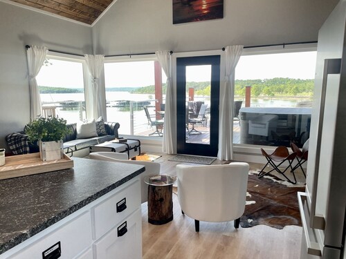 AMAZING LAKE VIEWS  DOUBLE DECK WITH HOT TUB AND 2 PORCH SWINGS