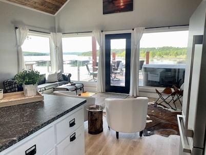 AMAZING LAKE VIEWS  DOUBLE DECK WITH HOT TUB AND 2 PORCH SWINGS